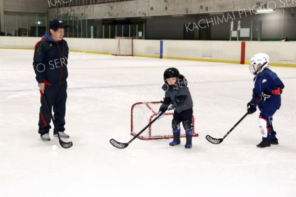 長靴アイスホッケーを体験する子どもたち