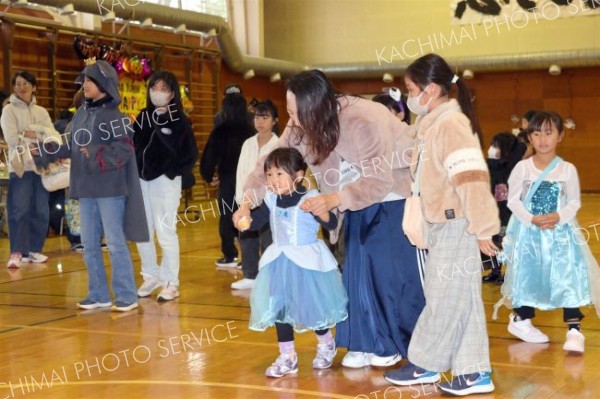 池田高校生企画しハロウィーンパーティー　親子連れ仮装し楽しむ