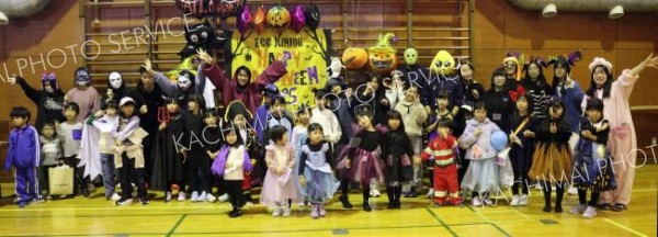 仮装姿で記念撮影する来場者と生徒