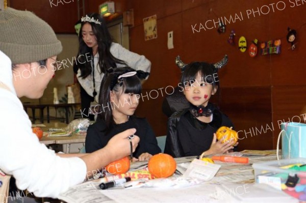 ジャック・オーランタンづくりを楽しむ子ども