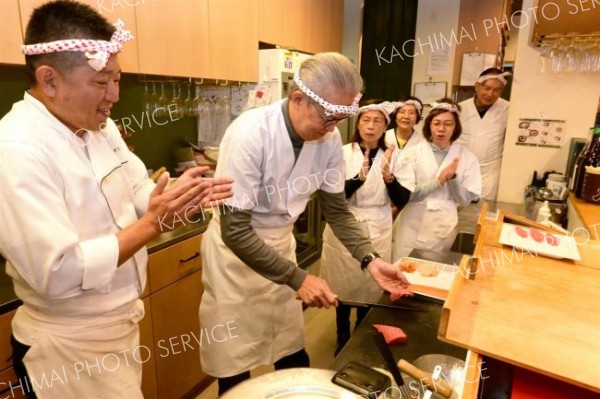 源すしでシンガポール旅行者が「すし握り体験」　本別