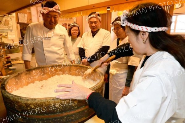 説明のもと、シャリ作りを体験する参加者