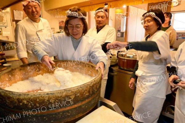 説明のもと、シャリ作りを体験する参加者