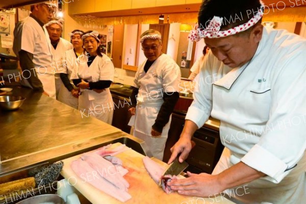 包丁さばきを見入る参加者