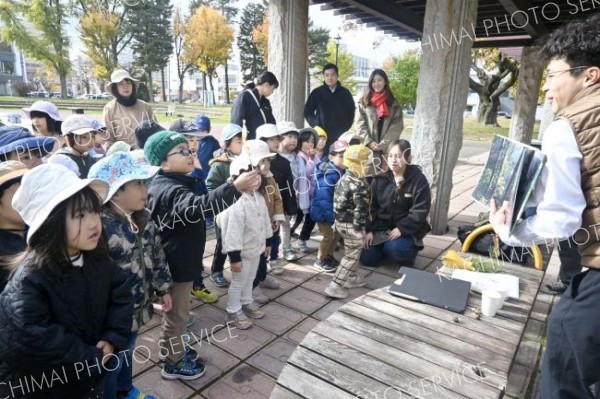 帯広の森にある植物探そう　市が体験学習