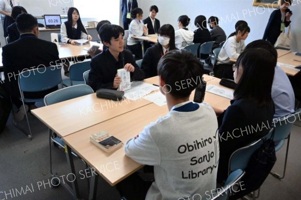 自身のお気に入りの一冊を紹介する参加者ら