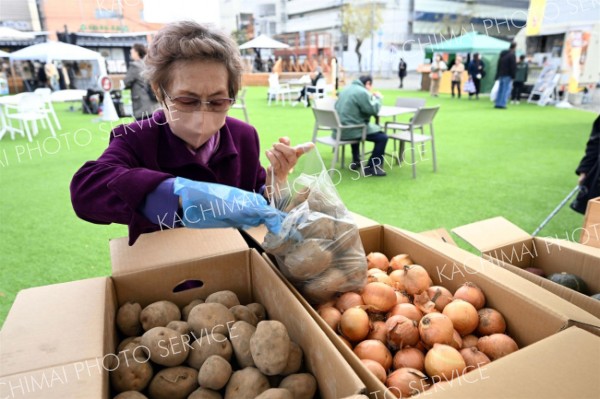 ジャガイモやタマネギなど野菜の詰め放題が催された会場（３１日午前１１時半ごろ、須貝拓也撮影）