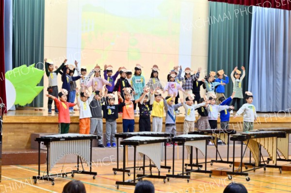 音楽とダンスを交え、「おおきなかぶ」を披露する１年生（３１日午前９時ごろ、帯広森の里小で。金野和彦撮影）