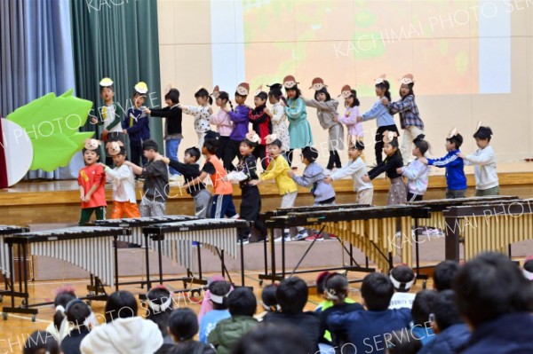 音楽とダンスを交え、「おおきなかぶ」を披露する１年生（３１日午前９時ごろ、帯広森の里小で。金野和彦撮影）