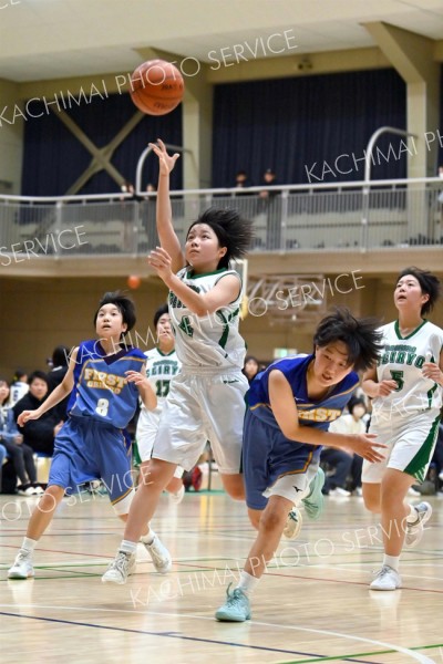 【女子決勝　帯西陵―帯一・帯五】第２クオーター４分、帯西陵の磯部玲菜主将（中央）がファウルを受けながらもシュートを決め、３４―１３とリードを広げる
