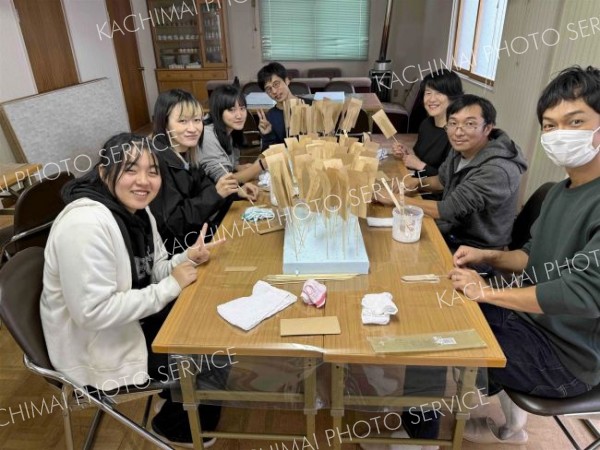 子ども白蛇のうろこを一新　鹿追町民が制作体験