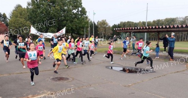 一斉にスタートする参加者