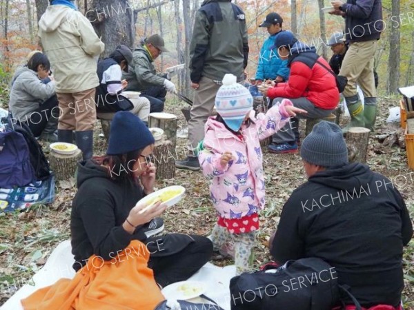 昼食を楽しむ参加者ら