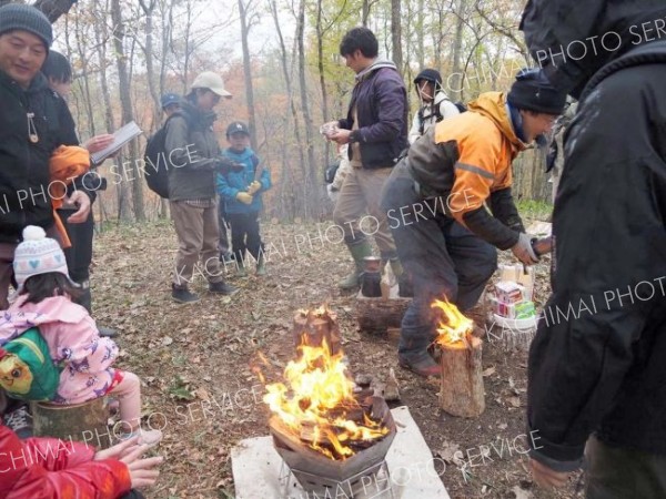 たき火を囲む参加者ら