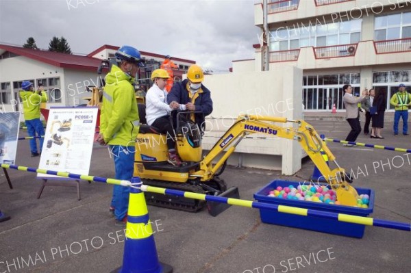 電動ミニショベルでボールすくいに挑戦した