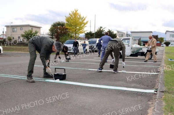 福祉センター駐車場のラインを補修　清水町商工会工業部会
