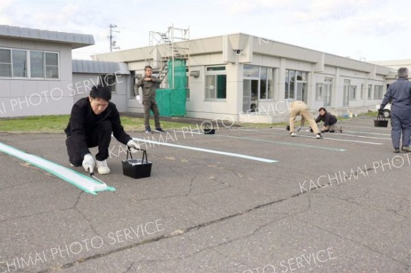 福祉センター駐車場のラインを補修　清水町商工会工業部会 2