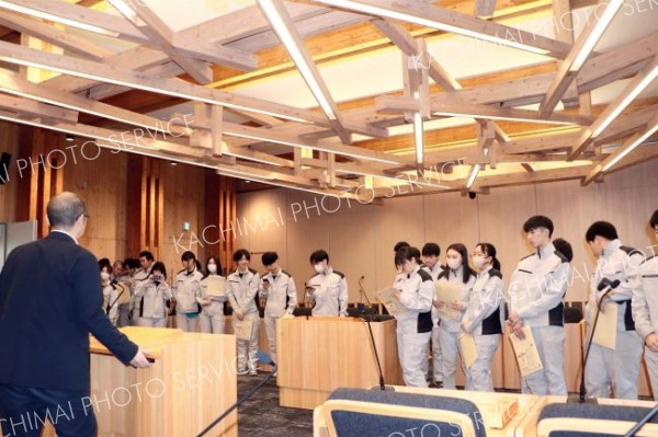 役場庁舎を見学する生徒ら