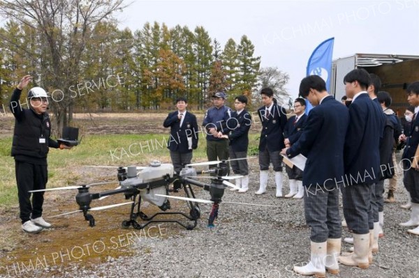 更別農業高で大型ドローンによる農薬散布の出前授業