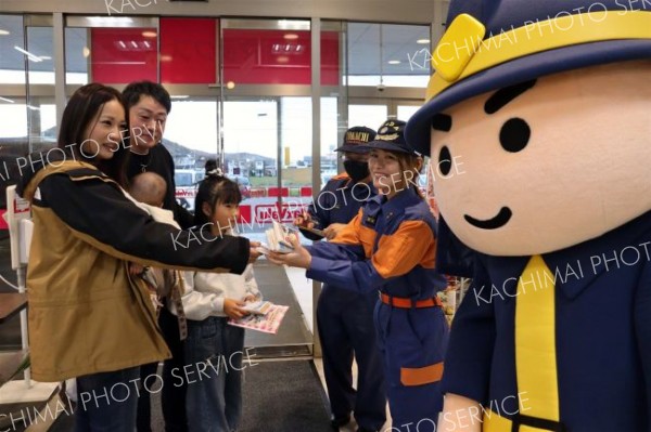 買い物客に火災予防呼び掛け　池田消防署