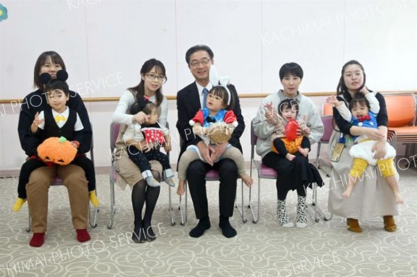 記念撮影する市長とメンバー