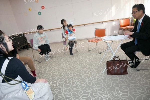 乳幼児を育てるお母さんたちと懇談する