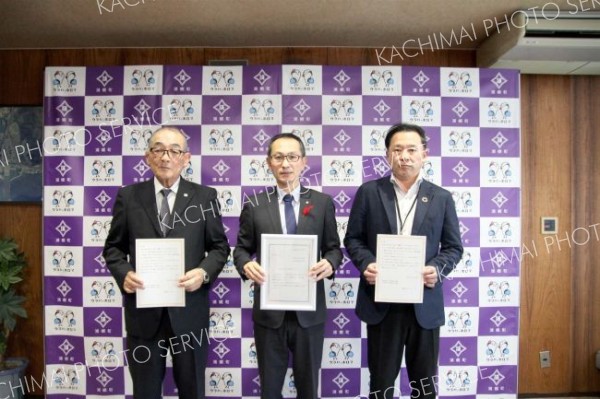 北洋銀行と竹田電気が浦幌町に６万円寄付