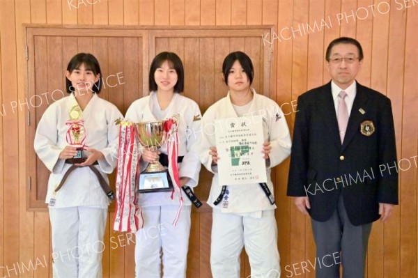 女子団体戦で優勝の帯広少年団。左から合田采加、堂前柚月、木野村海音