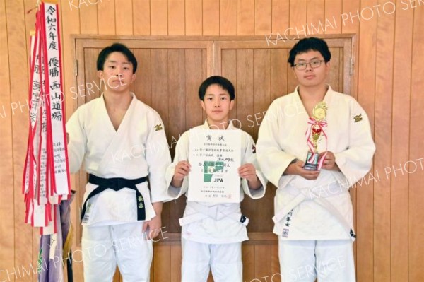 男子団体戦で優勝の清水中。