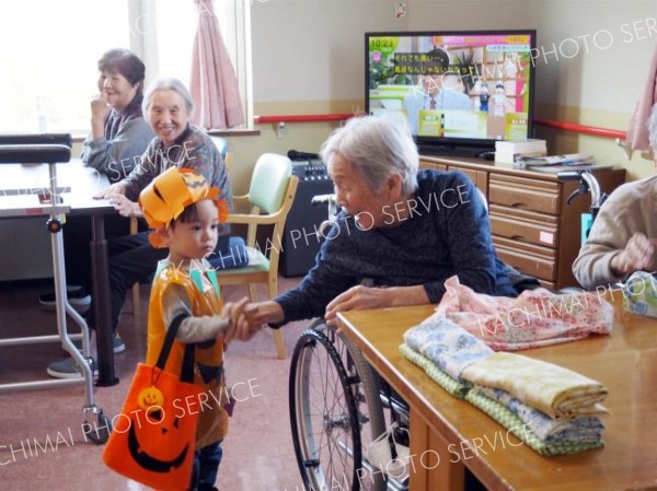 ハロウィーン仮装の園児に笑顔　幕別札内寮
