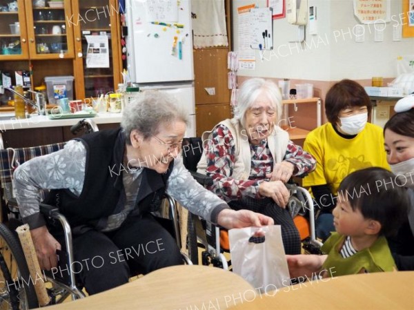 ハロウィーンの仮装で交流する園児と高齢者