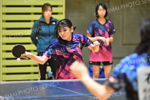 【女子団体戦決勝・札内―上士幌】強烈なスマッシュを放つ札内の谷沿來羽主将