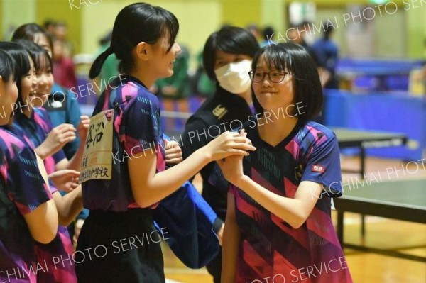 熱戦を制し、チームメートから笑顔で迎えられる札内