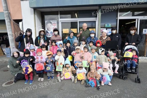 「トリックオアトリート」　ハロウィーンで園児が町内回る