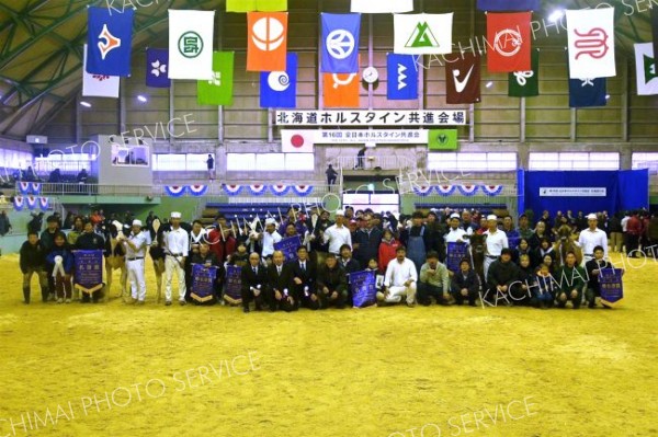 名誉賞などの上位に入った牛とその出品者たち