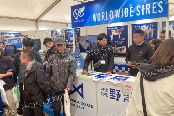 酪農関連企業が会場外で自社製品を出品者たちに紹介した