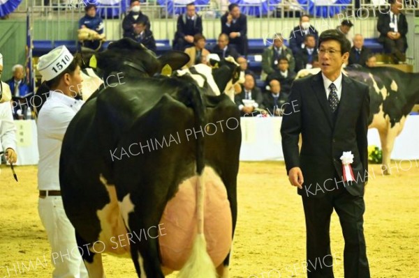 審査員は時に出品者とコミュニケーションを取りながら評価する