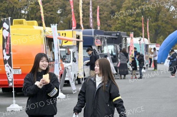会場外には連日キッチンカーも出店し、来場者が舌鼓を打った