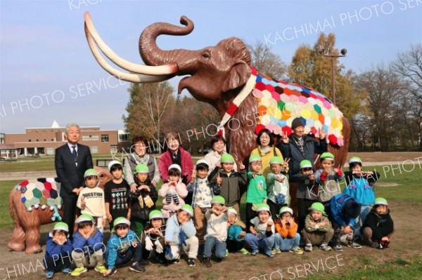 ナウマンゾウの親子に手編みの防寒着　幕別スマイルパーク