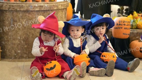 絵本「ぐりとぐら」の衣装を身につけた園児たち