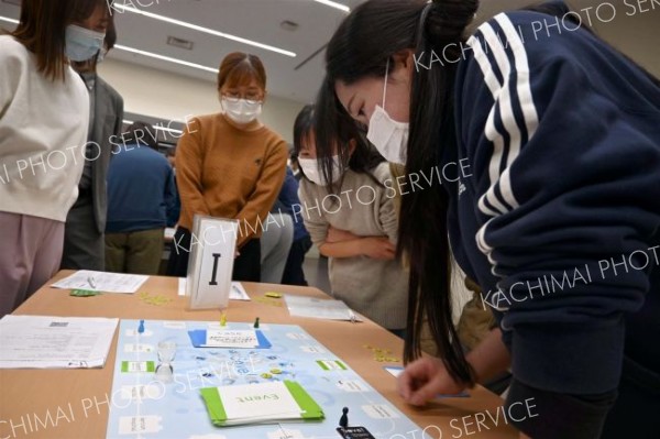 楽しみながらボードゲームに取り組む医療従事者ら