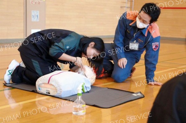 万一の備え、心肺蘇生学ぶ　大樹高校救命講習