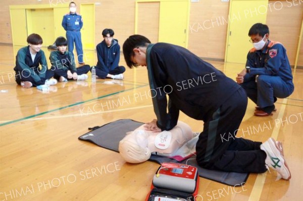 心肺蘇生法を実践する生徒ら