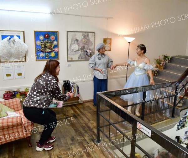 衣装の試着を楽しむ参加者