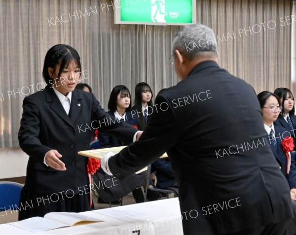 賞状を受け取る