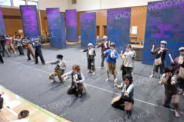 ４月から練習を重ねてきた出演者ら。現在は本番に向けて通し稽古を行っている