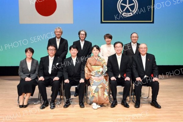 帯広市文化奨励賞の山中さんと加藤さんたたえる　文化の日に表彰式