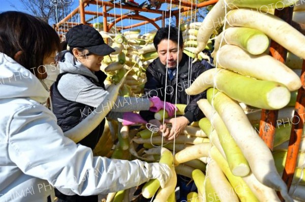 平和園札内店で、漬け物用のダイコン干し（金野和彦撮影）