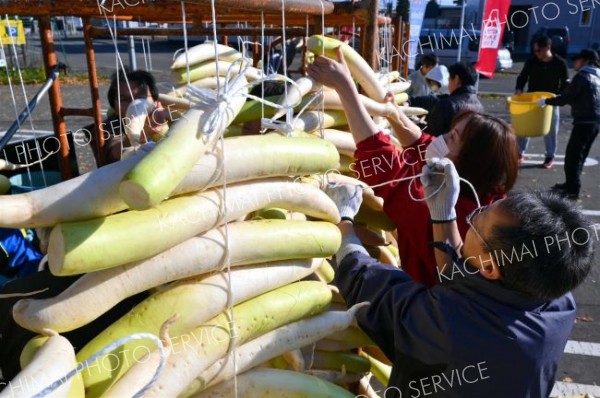 平和園札内店で、漬け物用のダイコン干し（金野和彦撮影）