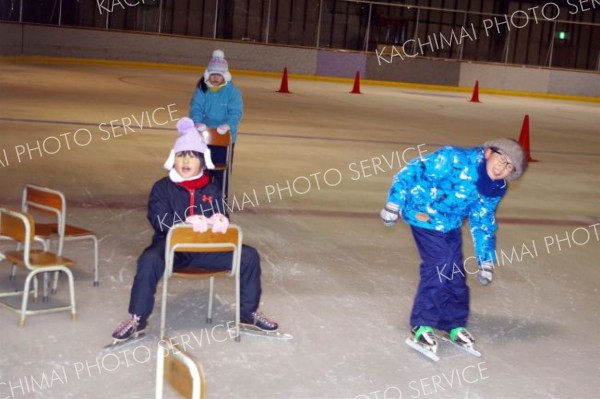 一般開放でスケートを楽しむ子どもたち